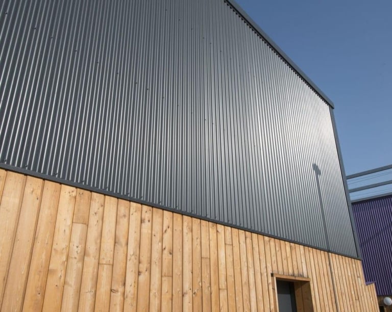 👉 Bardage façade noir et bois design moderne