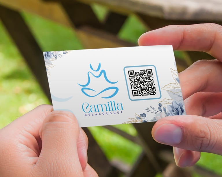 Carte de visite pour thérapeute en médecine douce avec son logo et un QR code.