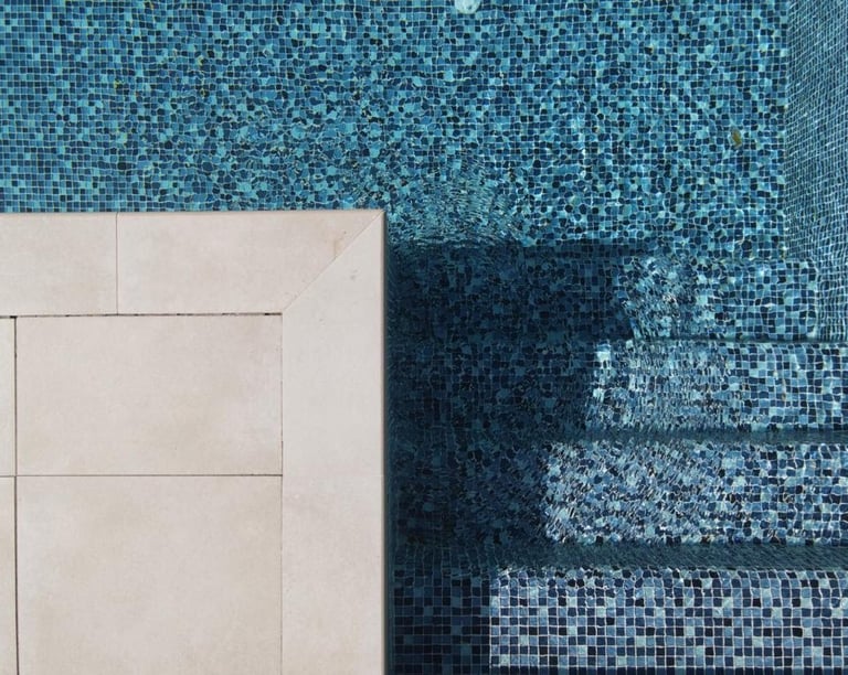 „Schritt-für-Schritt Poolbau mit Mosaikfliesen – von der Planung bis zur Fertigstellung.