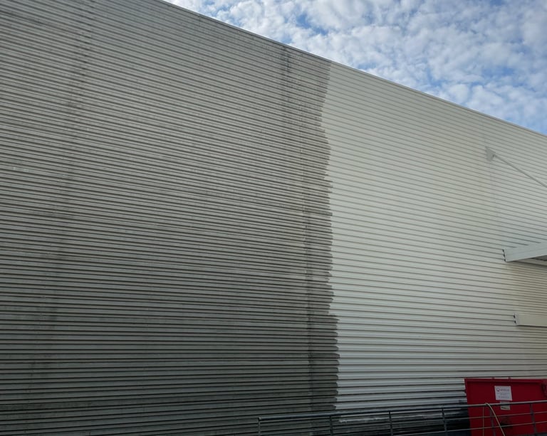 Résultat partiel de nettoyage de bardage, comparaison visible entre propre et encrassé