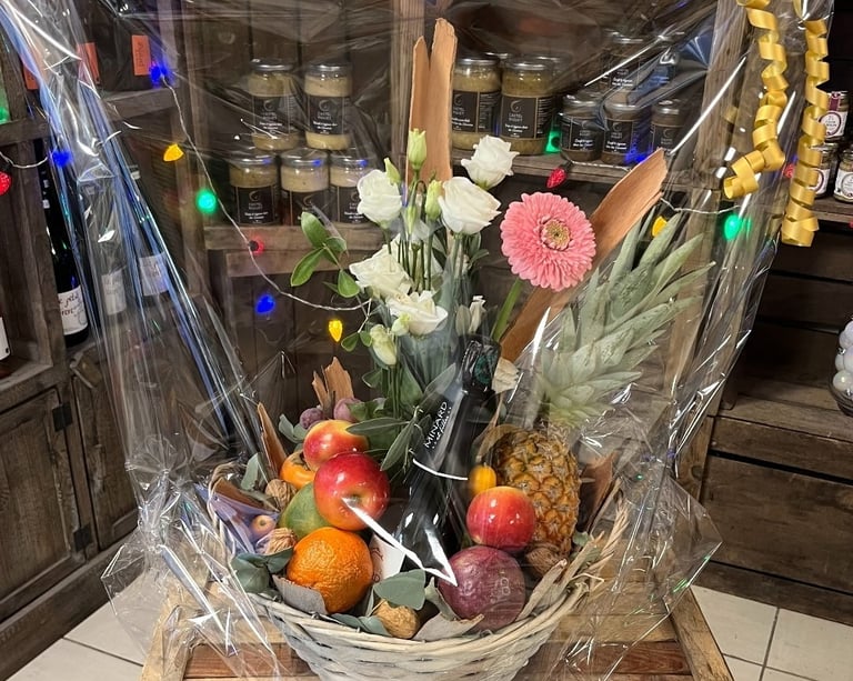 Panier garni de fruits frais et fleurs chez Au Jardin des Sablettes à Beaulieu, une idée cadeau arti