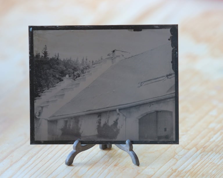 toit d'une grange du Vercors et ses pignons lauzés