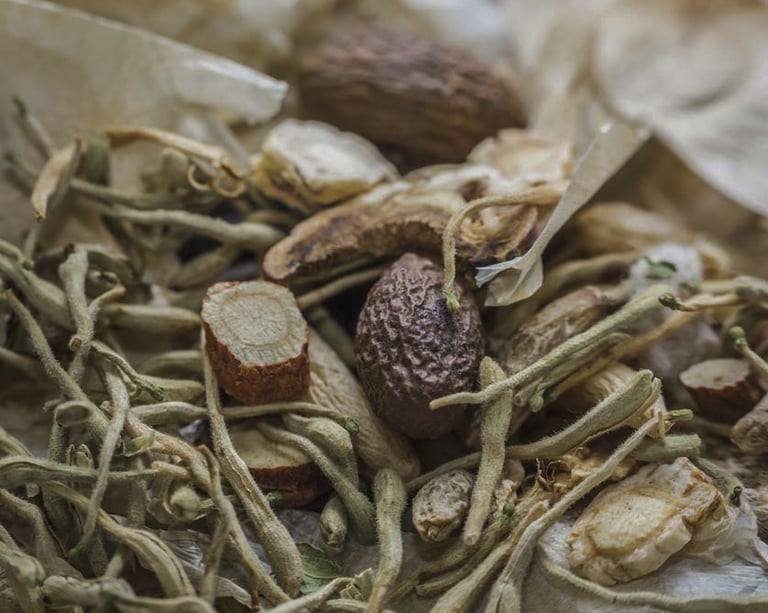 herbes et baies séchées posées en tas, vue de gros plan