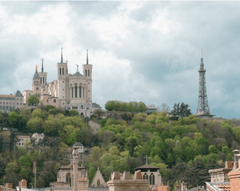 Vue sur la colline de Fourvière à Lyon, avec la Basilique et la Tour Métallique.