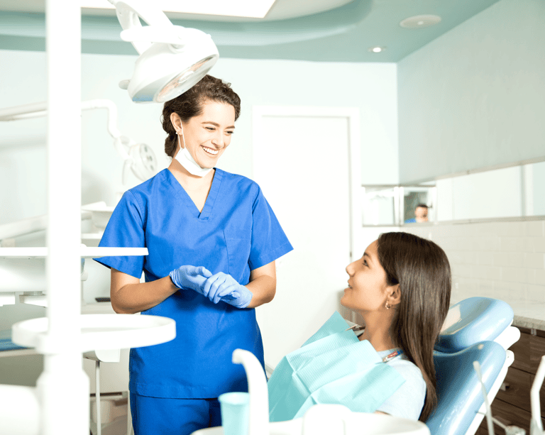 paziente e dentista sorridenti in clinica dentale