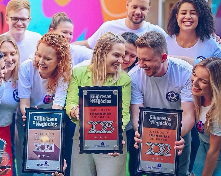 foto de várias pessoas segurando prêmios