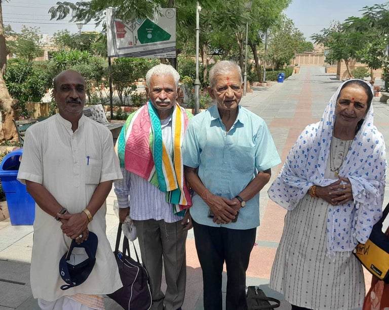 Pandit Daxesh Pandya with grateful family at Bindu Sarovar Siddhpur after Matrugaya pooja