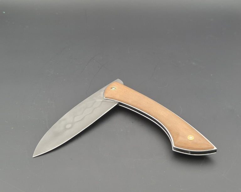 Couteau artisanal piémontais avec manche en poirier
