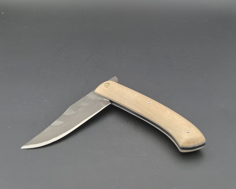 Couteau artisanal piémontais avec manche en érable