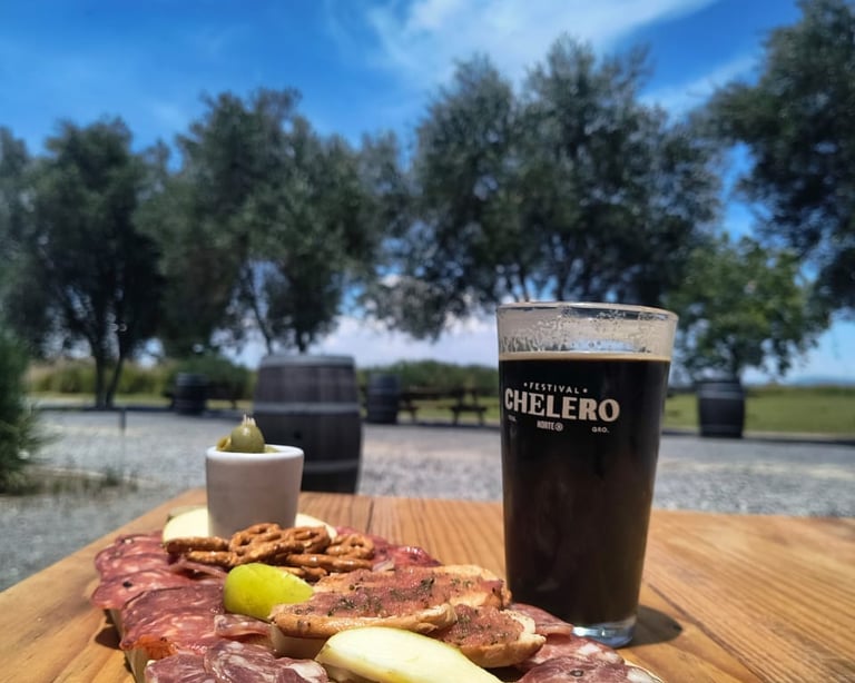 Tabla de carnes frías acompañada de cerveza artesanal