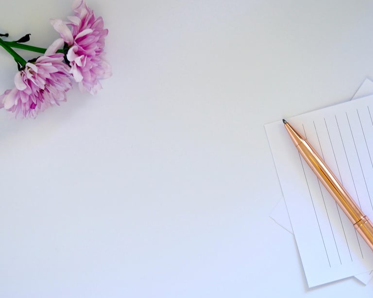 Nahaufnahme eines goldfarbenen Stifts auf liniertem Papier.