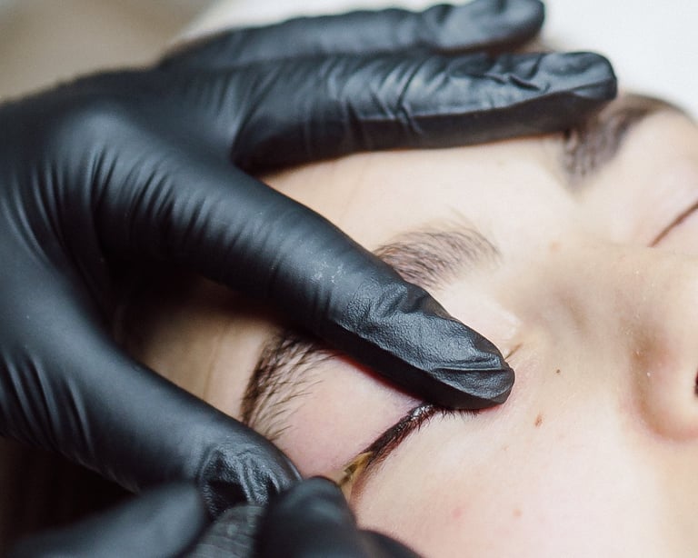Eyeliner durante la definizione del contorno occhi