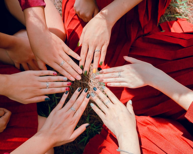 un groupe de femmes avec du vernis sur les mains
