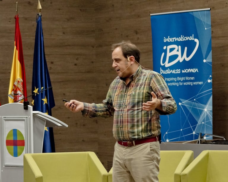 Gaspar González impartiendo una charla de liderazgo humano para equipos y organizaciones.