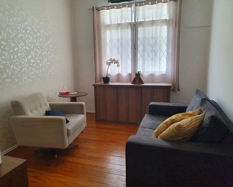 consultório de psicologia com sofá e janela