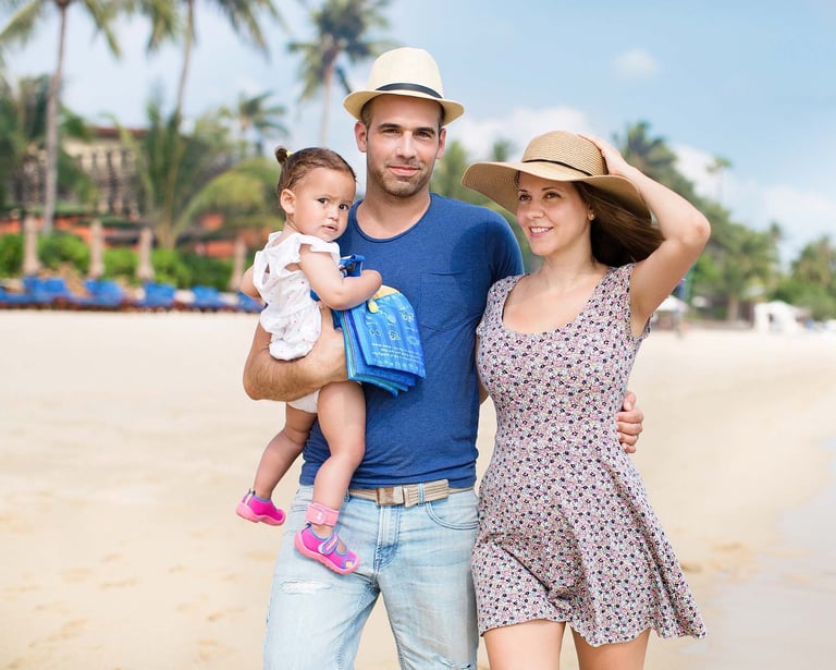 Семейный портрет у моря на пляже отеля Salinda Resort,
