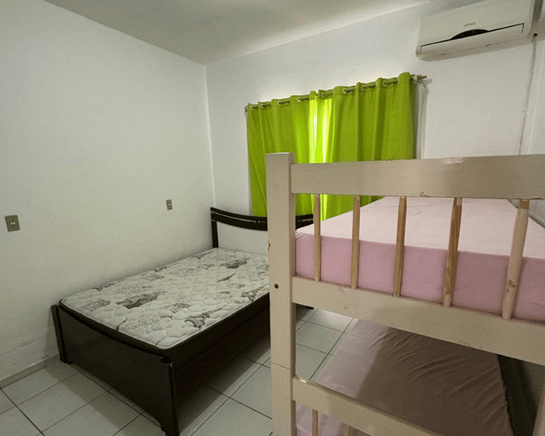 quarto 1 da kitnet com uma cama e um beliche