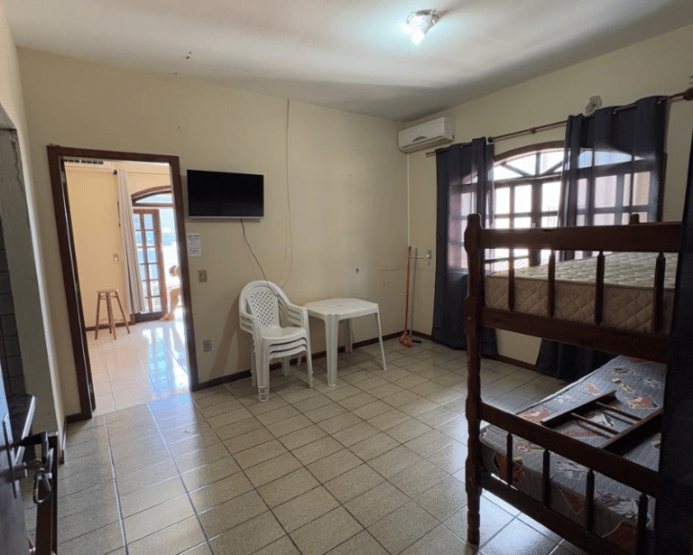 Sala de estar do apartamento com um beliche