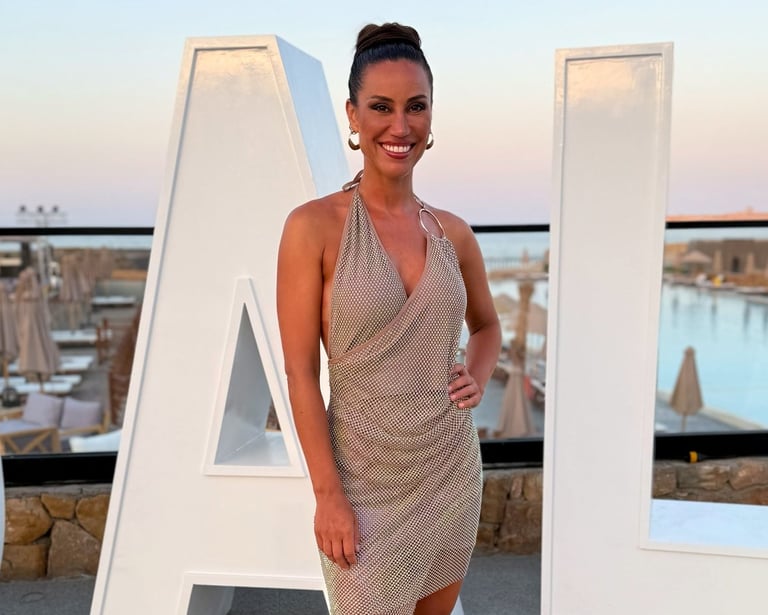 Maria im Abendkleid vor dem Meer