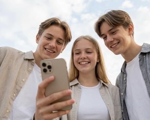 3 tieners maken een selfie