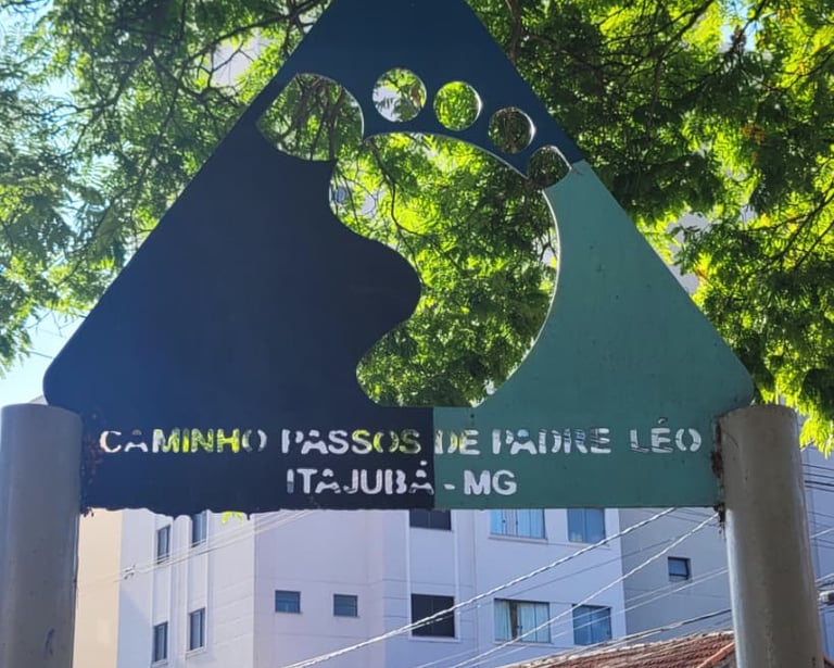 Placa do caminho de Padre Léo
