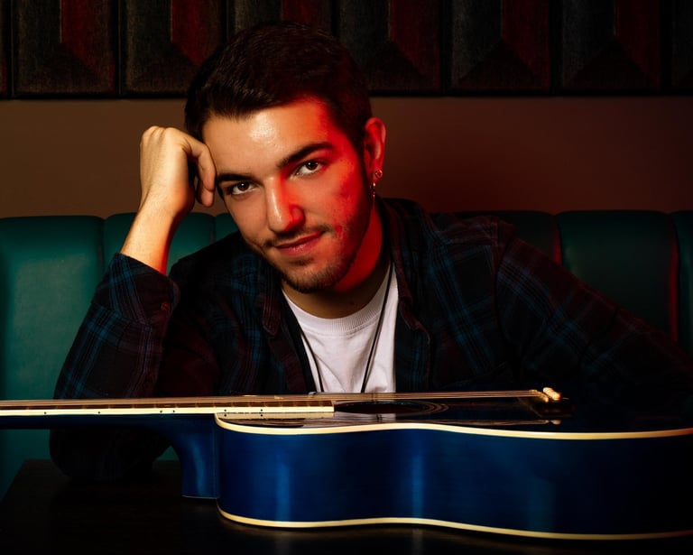 a man with a guitar and a guitar, guitarra, imagen de marca, cantante, redes 