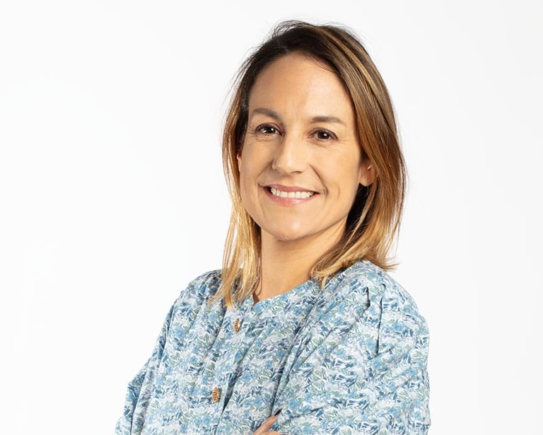 a woman in a blue shirt and black skirt, head shots, retrato corporativo, sesión empresa, ejecutiva.