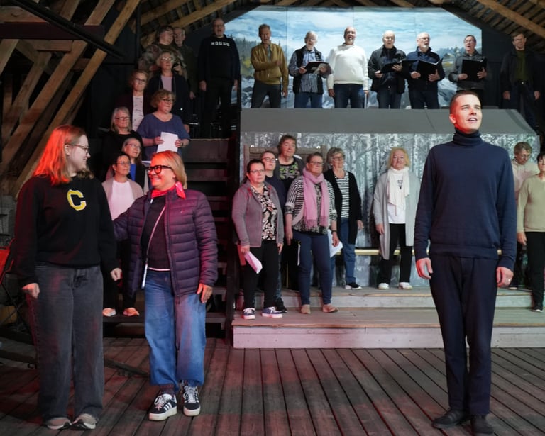 Siskokset, Isa (Emilia Haataja) ja Betty (Malviina Haukkala) ihastelemassa Joel Backmanin (Samuel Heikkinen) laulua