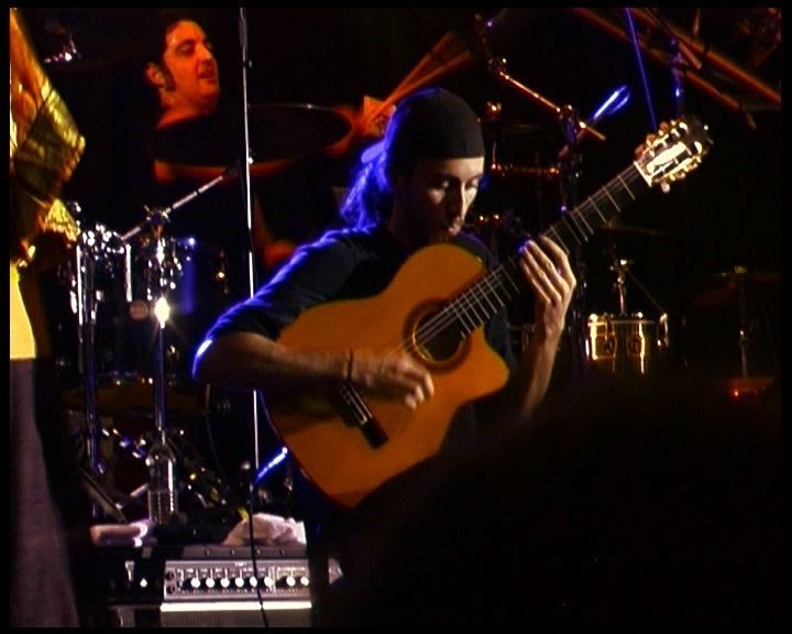 Paco Lomeña y al fondo Sergio Ramos en el "Girando Barí" de Ojos de Brujo