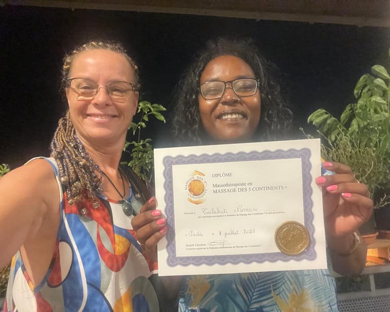 caroline avec son élève tout juste diplômée du massage des 5 continents
