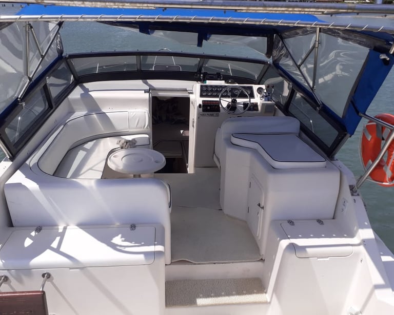 Salão de meia nau com sofá em "U"