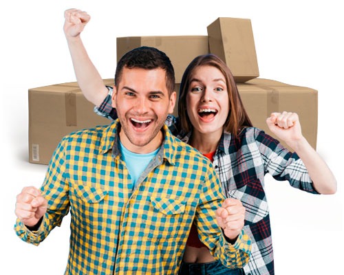 pareja feliz con cajas de mudanza