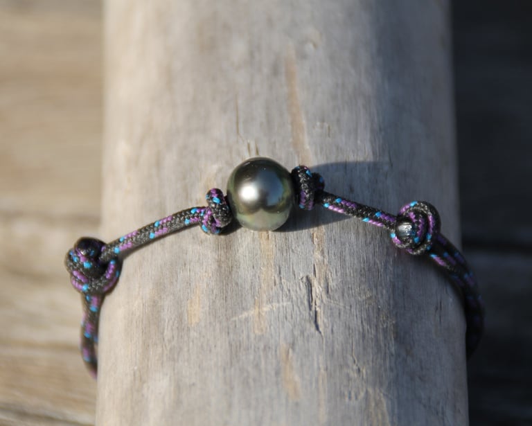 Bracelet avec cordon marin et perle noire de Tahiti de forme ronde