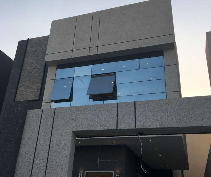 نوافذ زجاج سوداء وجدار منزل من الخارج المدينة المنورة