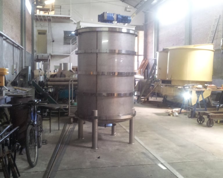 un tanque de almacenamiento hecho en acero inoxidable