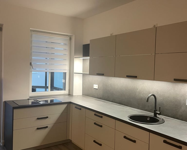 moderne schwarz/weiß/graue Küche 