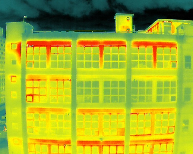 Daugiabučio namo termovizija dronu