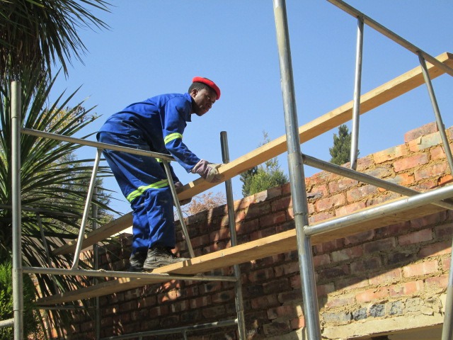 Scaffolding erected before engineer-approved roof work