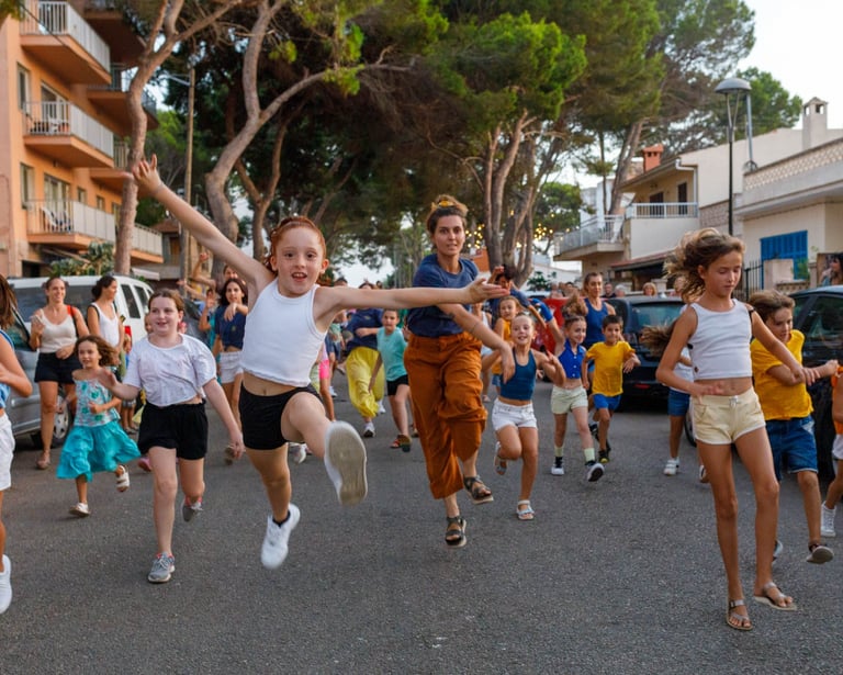Dans'Illot Festival, community dance performance in the streets