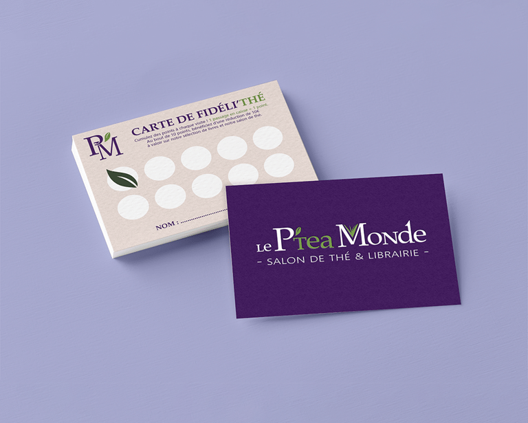 Une pile de cartes de fidélité cartonnées posées sur un fond violet, on voit le logo Le P'tea Monde