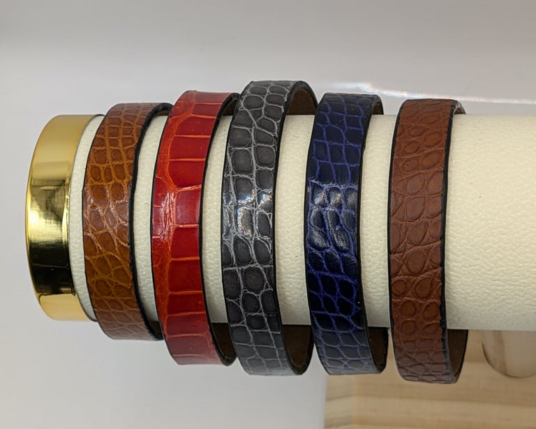 bracelet aligator sur présentoir 