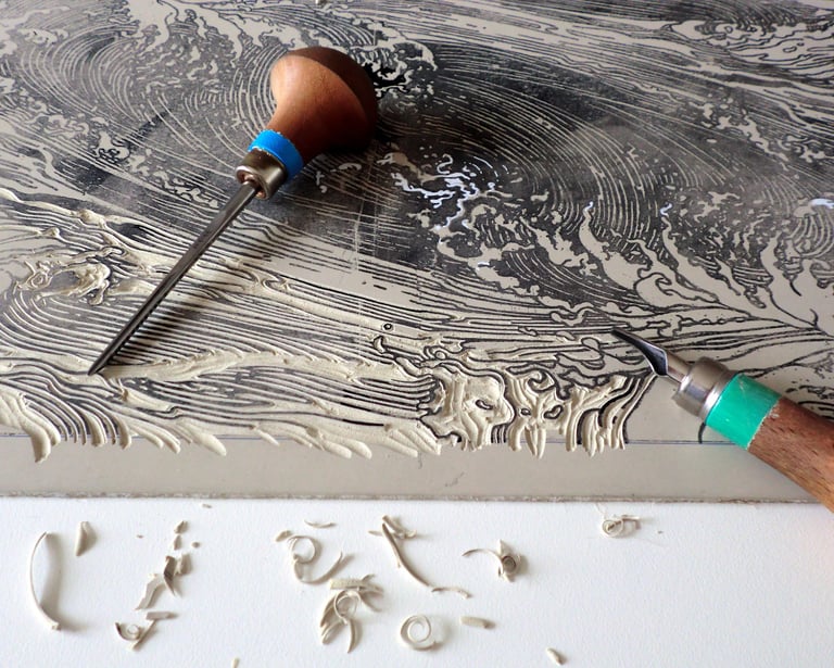 photographie de gouges et de plaque de linoléum gravé. 