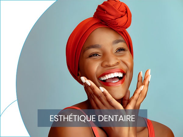 Femme souriante aux dents blanches pour l'esthétique et la beauté dentaire.