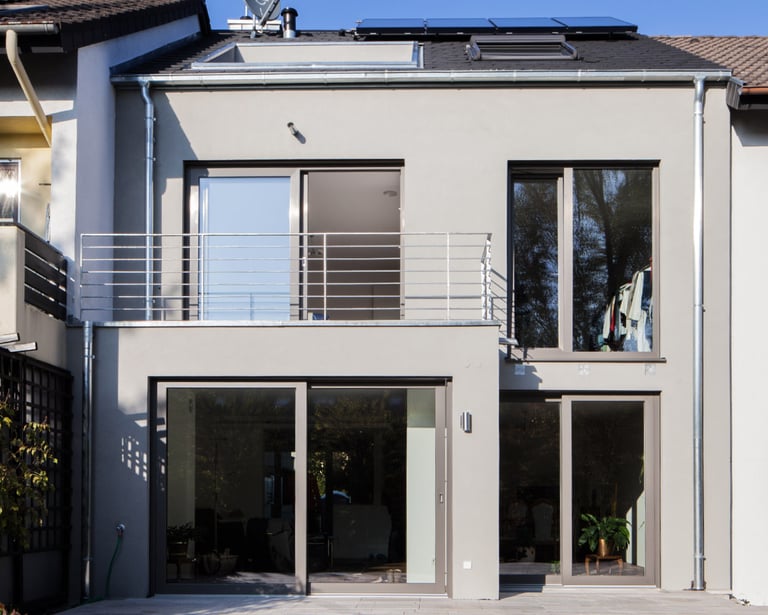 Modernes Wohnhaus mit Solaranlage nach der Umsetzung des Sanierungsfahrplan.