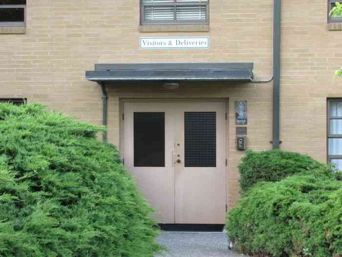 Visitors' and deliveries' entrance.