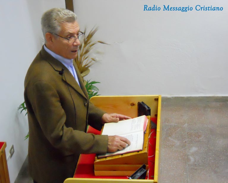 Pulpito con il Predicatore che porta la Parola di DIO ai credenti. Foto scattata in chiesa