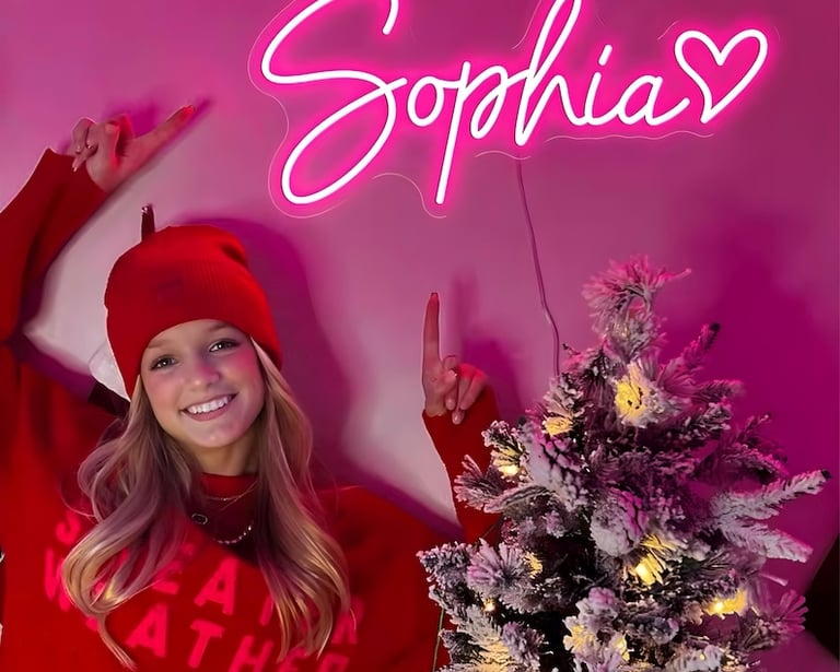 Neon-Schriftzug Sophia in Pink als Wanddekoration