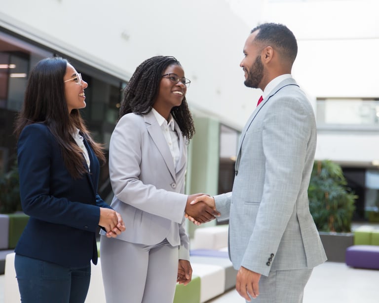 Une poignée de main partner avec Socle RH pour créer et developper sa carrière comme consultant RH