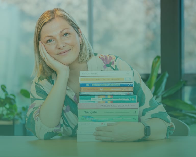 Iris Van Belleghem met boeken die haar inspireren voor Sideline Coaching