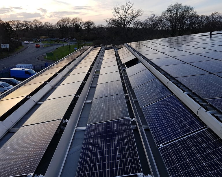 Fabrika çatısı güneş paneli uygulaması.